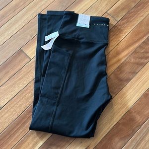 NWT VS Victoria’s Secret Studio 7/8 length leggings size 6
